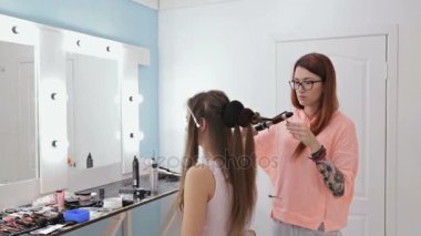 Profesyonel kuaför saç modeli için genç kadın - bukleler yapma güzel yapıyor