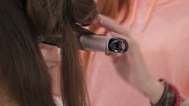 3 çekim. Genç kadın uzun saçlı ve Kuaför saç demir Kuaför Salonu saç modeli yapma ile