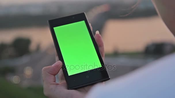 Woman looking at mobile on the street - green screen — Stock Video