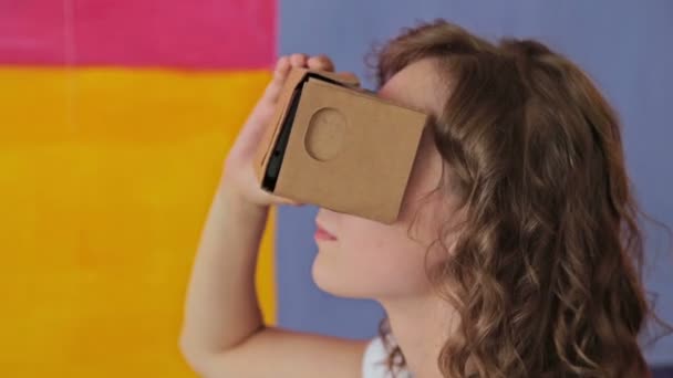 Jovem mulher encaracolada usando óculos de realidade virtual — Vídeo de Stock