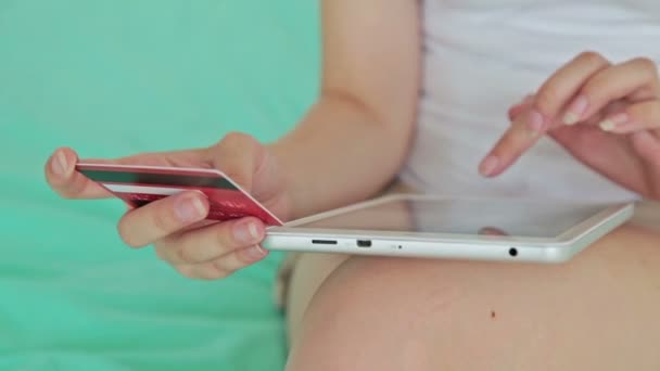Frau kauft mit Kreditkarte online am digitalen Tablet ein — Stockvideo