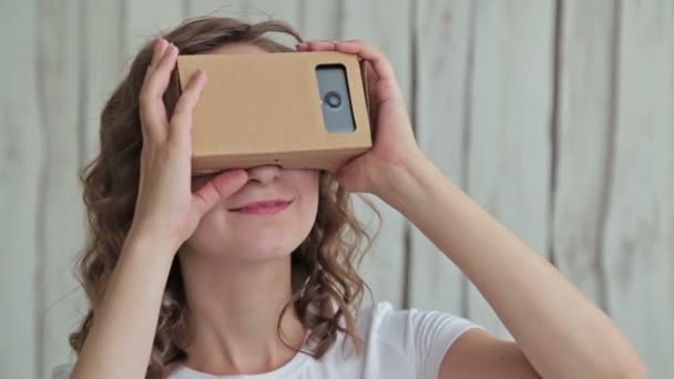 Νεαρή γυναίκα σγουρά χρησιμοποιώντας εικονική πραγματικότητα γυαλιά — Αρχείο Βίντεο