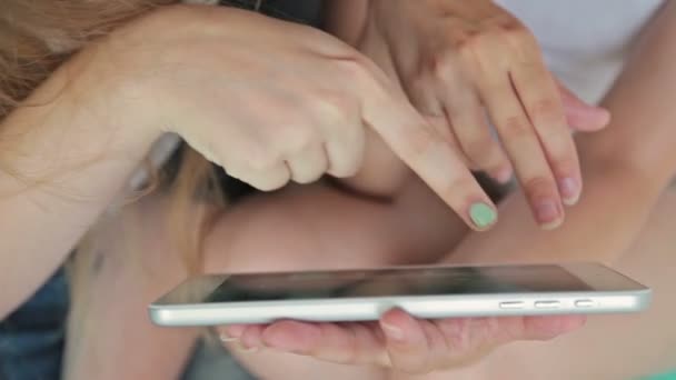 2 Schüsse. zwei Frauen mit digitalem Tablet — Stockvideo