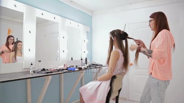 Peluquería profesional haciendo peinado para mujer bonita joven — Vídeo de stock