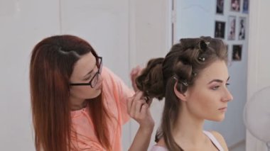 Profesyonel kuaför saç modeli için genç kadın güzel yapıyor