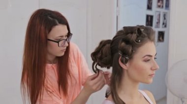 3 çekim. Genç kadın güzel için saç modeli bitirme Kuaför