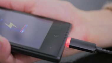 Kadın tutun smartphone ile düşük pil simgesi ekranda