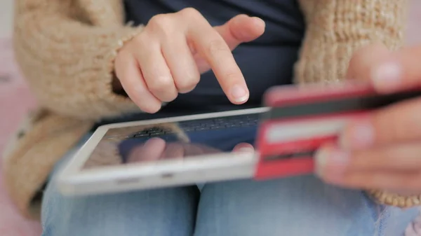 Mujer de compras en línea en la tableta digital con tarjeta de crédito — Foto de Stock