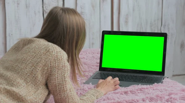 Žena pomocí notebooku se zelenou obrazovkou — Stock fotografie