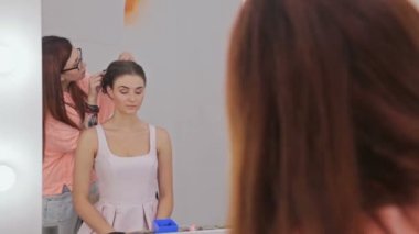Genç kadın güzel için saç modeli bitirme Kuaför