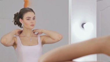 Güzel makyaj ve parlak kolye takıyor zarif saç modeli ile şehvetli kadın