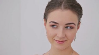 Güzel güzel makyaj ve zarif saç modeli ile şehvetli Bayan portresi