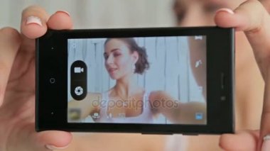 Güzel makyaj ve selfie alarak zarif saç modeli ile güzel genç bayan