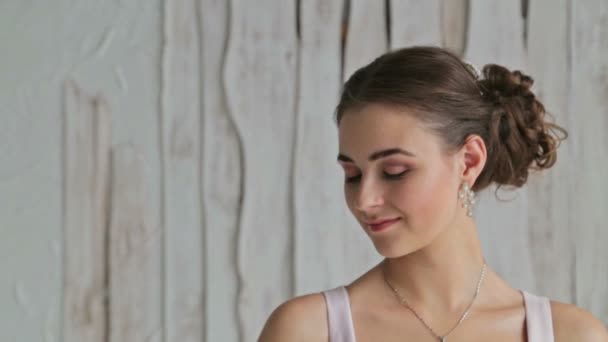 Csinos, érzéki nő szép smink és elegáns frizura portréja — Stock videók