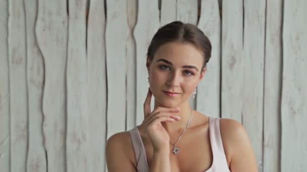 Porträtt av vackra, unga kvinnan med vacker make-up och elegant frisyr — Stockvideo