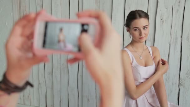 Göra upp konstnären tar foto av hennes klient med make-up och elegant frisyr — Stockvideo