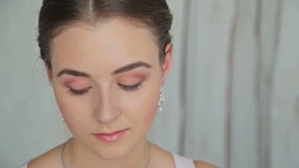 Portret van mooie, jonge vrouw met mooie make-up en elegante kapsel — Stockvideo
