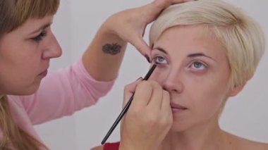 Uygulama modeli tüm göz çevresinde göz kalemi profesyonel makyaj sanatçısı