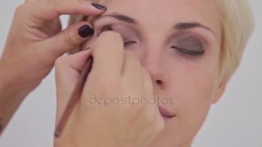 Atış kapatın. Profesyonel makyöz göz farı uygulamak