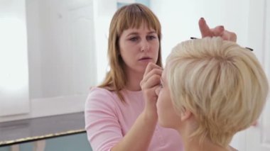 2 tekila. Profesyonel makyaj sanatçı çizim kaşları