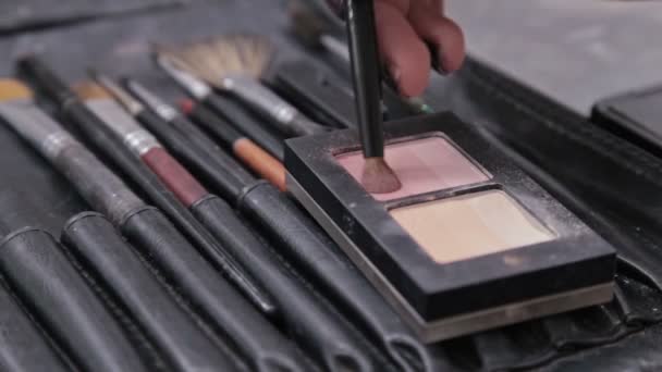 Maquillaje profesional artista aplicando crema base sombra de ojos imprimación para modelar el ojo — Vídeos de Stock