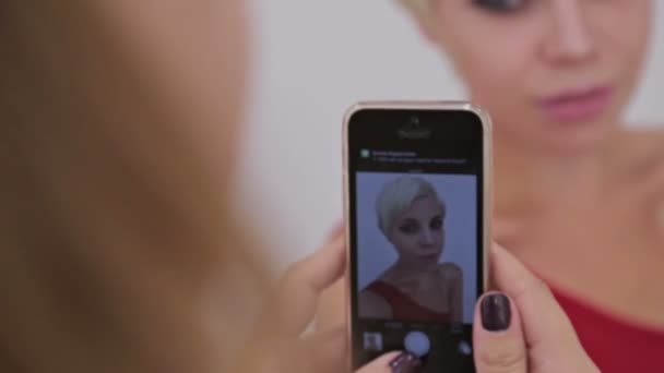 Maquillaje artista tomando fotos de su cliente con hermoso maquillaje — Vídeo de stock
