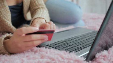 Online Kredi kartı ile dizüstü bilgisayar alışveriş kadın
