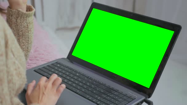 Mulher usando laptop com tela verde — Vídeo de Stock