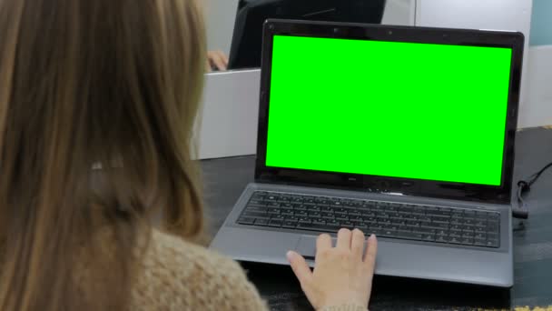 使用带有绿色屏幕的笔记本电脑的妇女 — 图库视频影像
