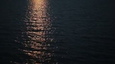 Geceleri su ışık yansımaları