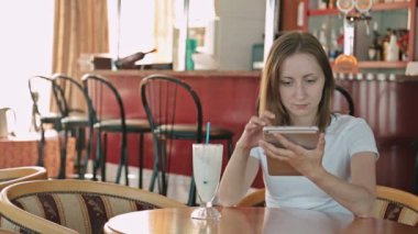 Tablet bilgisayar kullanan kadın