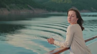 Cruise gemi güverte üzerinde duran ve nehirde seyir genç güzel kadın.