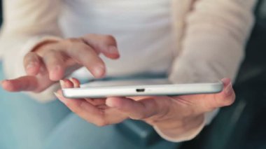 Tablet cruise gemi güvertesinde güneş doğarken kullanan kadın
