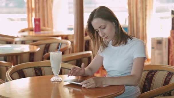 Vrouw met tabletcomputer — Stockvideo