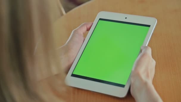 Mujer mirando tableta con pantalla verde en la cafetería — Vídeos de Stock