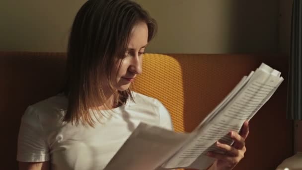 Жінка читає документи — стокове відео