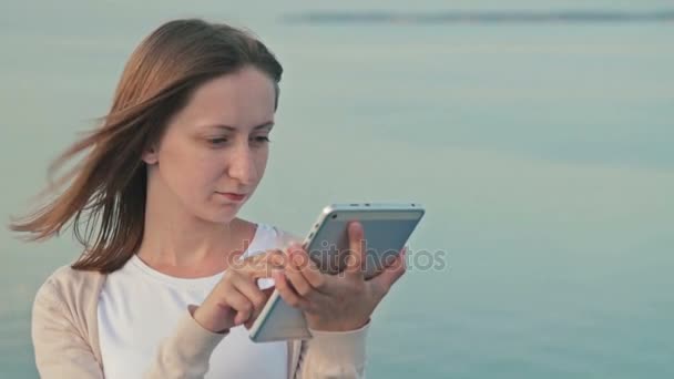 Женщина с помощью планшета на палубе круизного судна на рассвете — стоковое видео