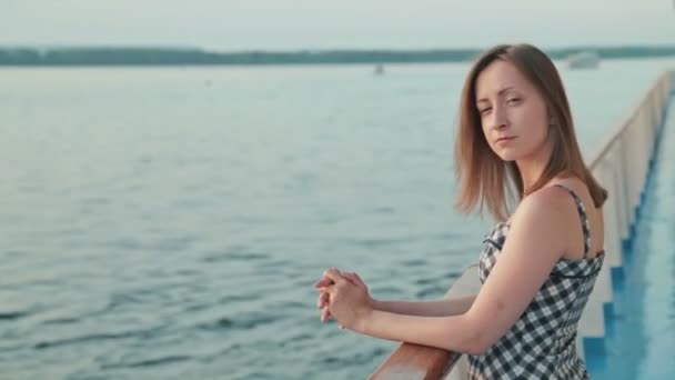 Młoda kobieta stojąc na pokładzie statku wycieczkowego — Wideo stockowe