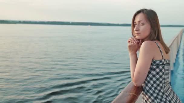 Mujer joven se para en la cubierta del crucero — Vídeos de Stock