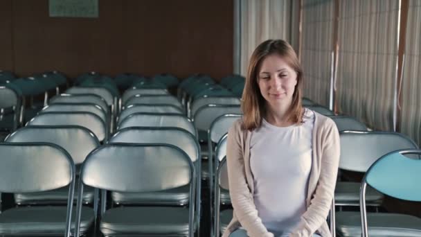 Happy young woman applauding — Stock Video