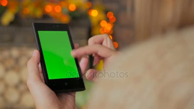 Yeşil ekranlı Akıllı Telefon Kullanan Kadın