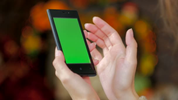 Mujer usando Smartphone con pantalla verde — Vídeos de Stock