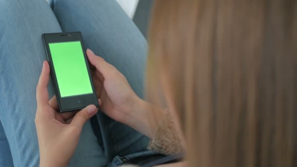 Femme utilisant un smartphone avec écran vert — Video