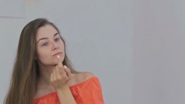 Şehvetli kadın saç sabitleme aynada, onun yansıması bakarak makyaj olmadan
