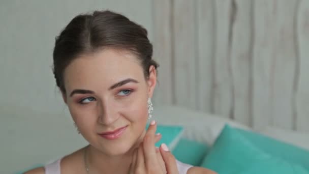 Портрет красивой молодой женщины с красивым макияжем и элегантной прической — стоковое видео