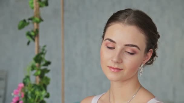 Retrato de mujer joven y bonita con hermoso maquillaje y peinado elegante — Vídeos de Stock