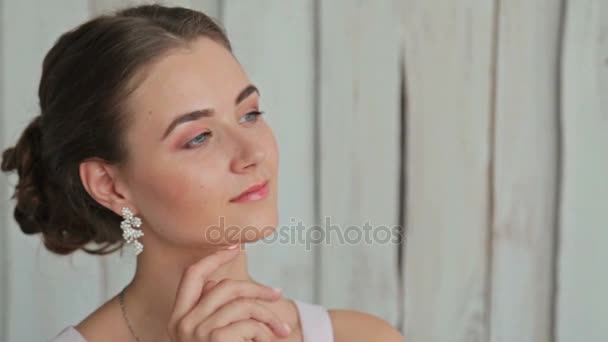 A szép smink és elegáns frizura csinos, fiatal nő portréja — Stock videók