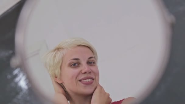 Şehvetli kadın saç sabitleme aynada, onun yansıması bakarak makyaj olmadan — Stok video
