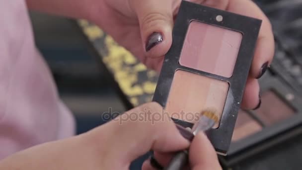 2 shots. Professionele make-up artiest crème basis oogschaduw primer toepassen op model oog — Stockvideo