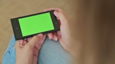 Yeşil perde göstermek ile akıllı telefon tutarak ve kaydırma güzel kadın